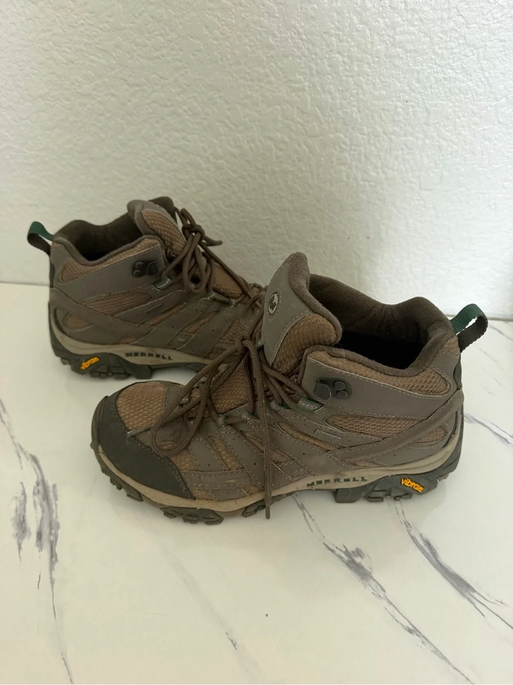 MERRELL MOAB 2 MID GTX HIKING BOOTS MEN'S  Men's men’s size 9 waterproof vibram